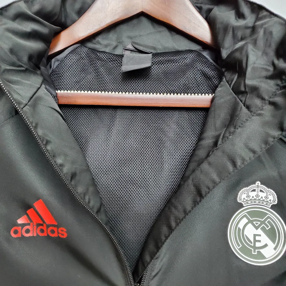 Chaqueta Cortavientos Real Madrid Negra 2021 (Borde Blanco y Rojo)