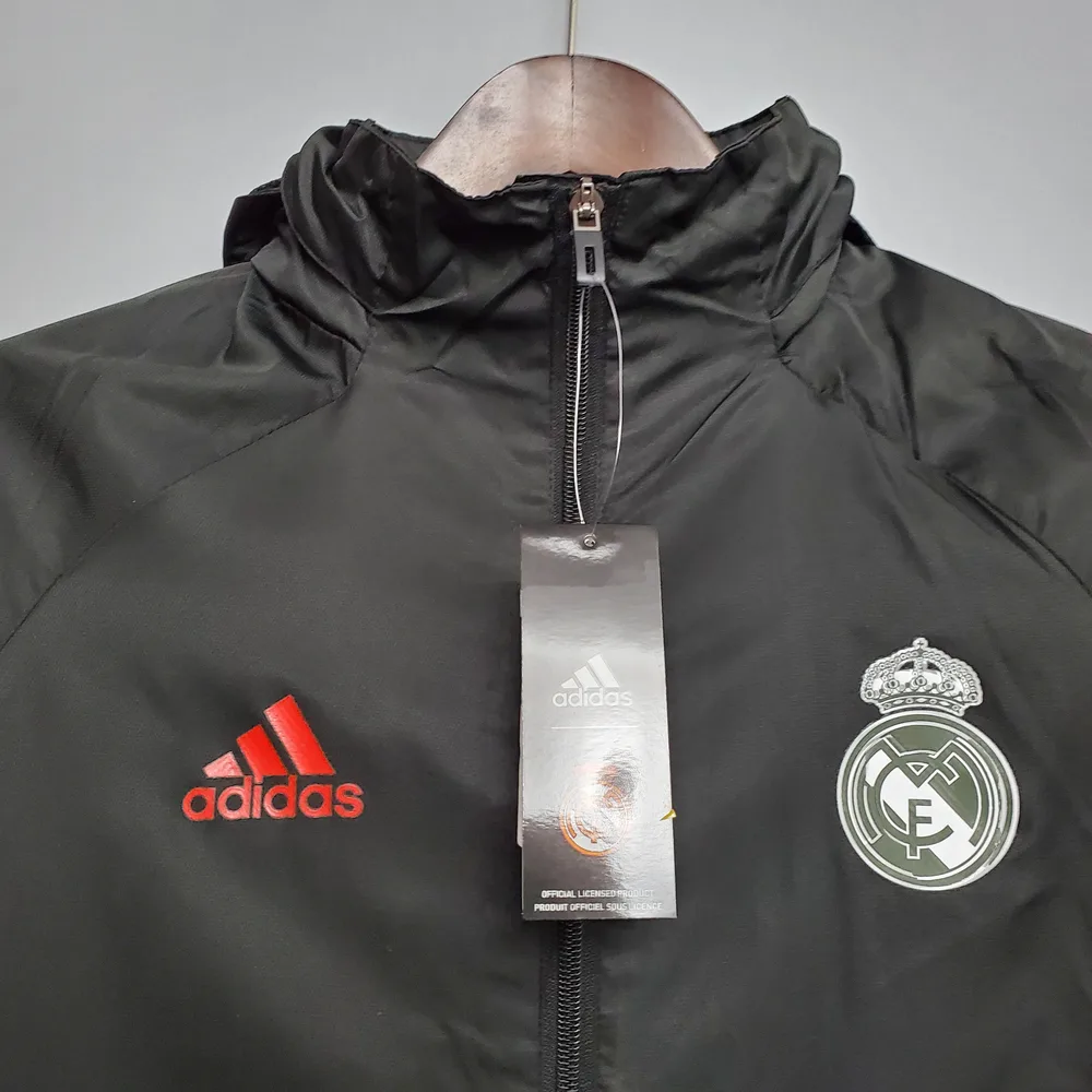 Chaqueta Cortavientos Real Madrid Negra 2021 (Borde Blanco y Rojo)