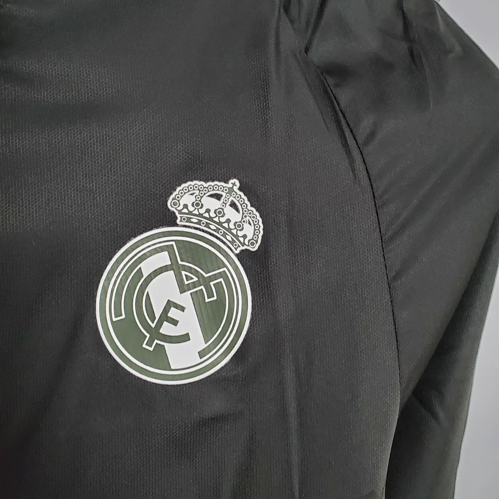 Chaqueta Cortavientos Real Madrid Negra 2021 (Borde Blanco y Rojo)