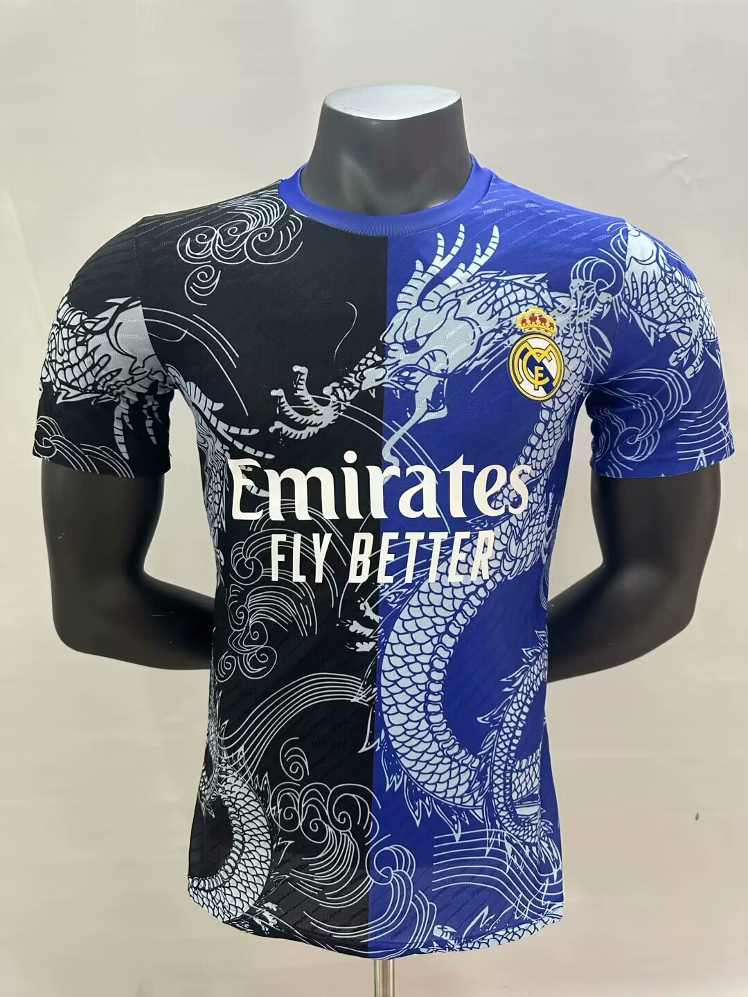 2025/2026 Versión Jugador Real Madrid Estampado Dragón Azul y Negra Camiseta de Fútbol Calidad Thai — Vista 3