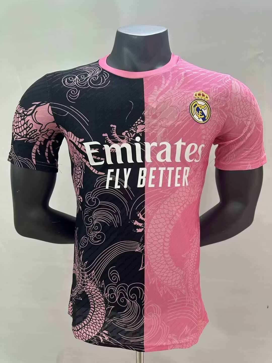 2025/2026 Versión Jugador Real Madrid Estampado Dragón Rosa y Negra Camiseta de Fútbol Calidad Thai — Vista 3