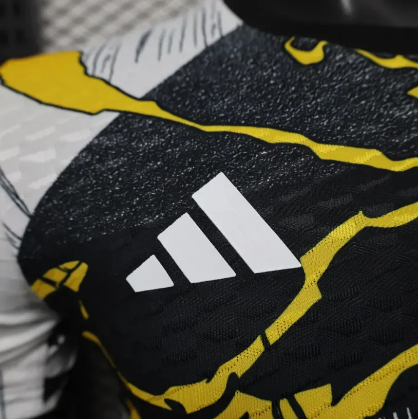 2025/2026 Camiseta de Fútbol Versión Jugador Real Madrid Colaboración Con Marvel Calidad Tailandesa — Vista 5