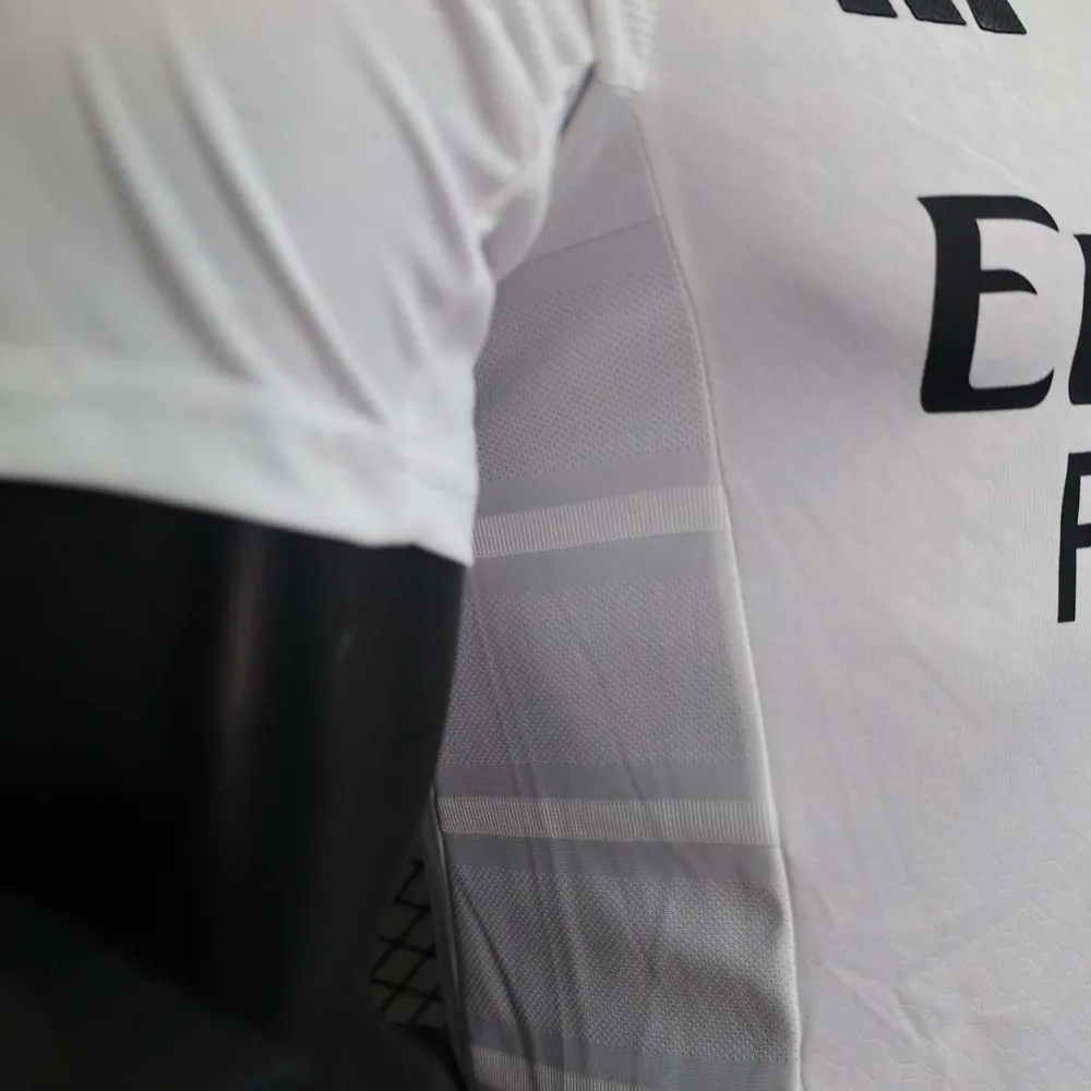 Camiseta de Fútbol Local del Real Madrid Versión Jugador 2024/2025 Calidad Tailandesa — Vista 4