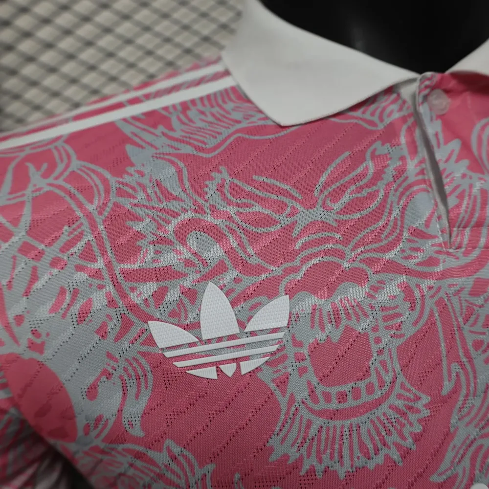 2025/2026 Versión Jugador Real Madrid Edición Especial Rosa Camiseta de Fútbol Calidad Thai — Vista 4