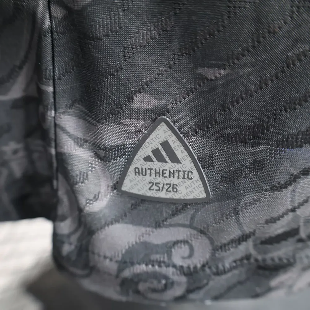 2025/2026 Camiseta de fútbol Real Madrid Edición Especial 32 Versión Jugador Calidad Tailandesa — Vista 8