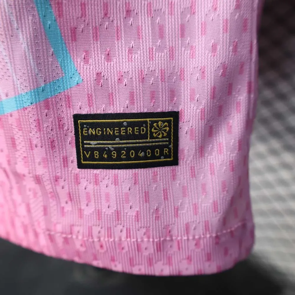 2025/2026 Barcelona Versión Jugador Edición Especial Rosa Camiseta de Fútbol Calidad Thai — Vista 8