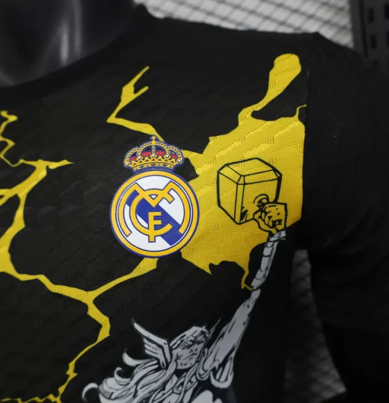 2025/2026 Camiseta de Fútbol Versión Jugador Real Madrid Colaboración Con Marvel 02 Calidad Tailandesa — Vista 5