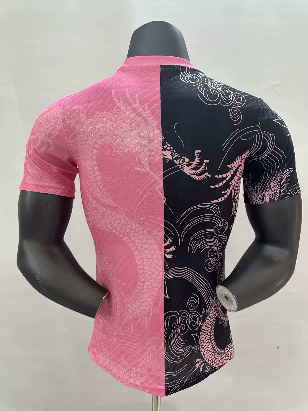 2025/2026 Versión Jugador Real Madrid Estampado Dragón Rosa y Negra Camiseta de Fútbol Calidad Thai — Vista 4