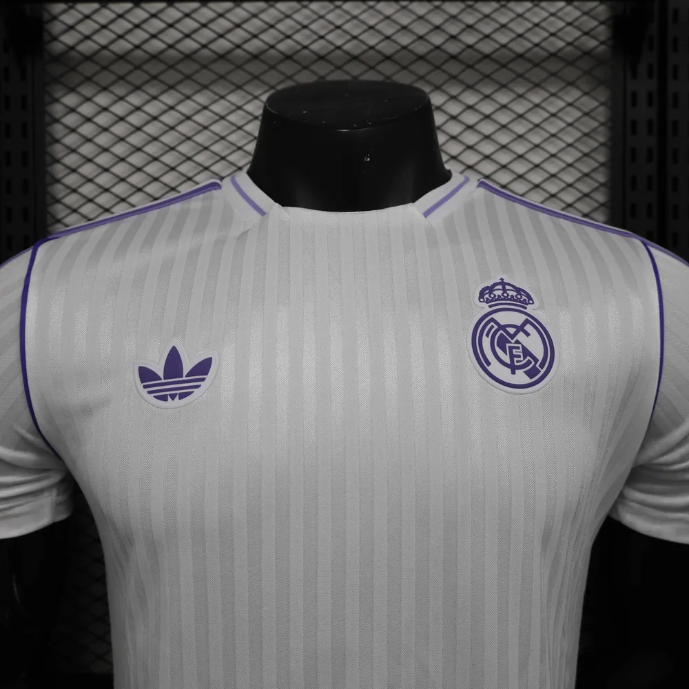 Camiseta de Entrenamiento de Real Madrid 2025/2026 Versión Jugador Fútbol Calidad Tailandesa — Vista 3