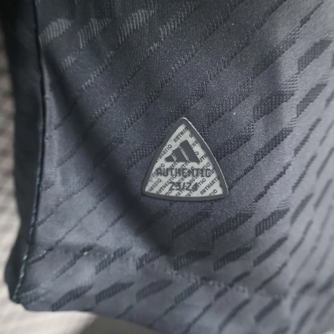 Camiseta Real Madrid Edición Especial Y-3 Negra Versión Jugador 2024/2025 Calidad Tailandesa — Vista 9