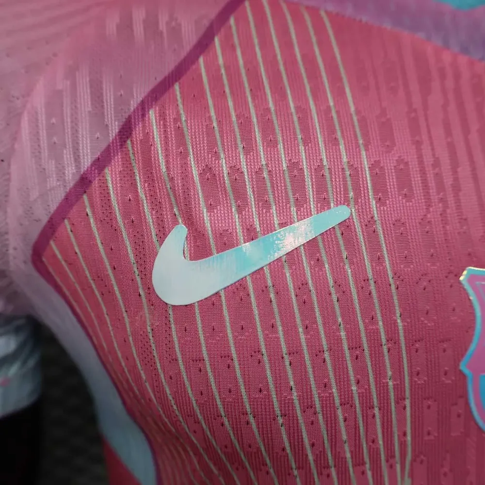 2025/2026 Barcelona Versión Jugador Edición Especial Rosa Camiseta de Fútbol Calidad Thai — Vista 4