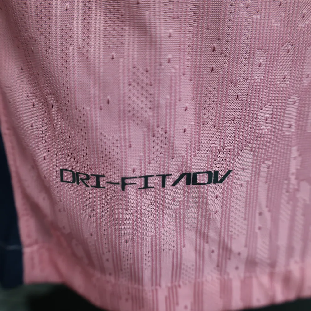 2025/2026 Versión Jugador Barcelona Rosa Sin Número Camiseta de Fútbol Calidad Tailandesa — Vista 11