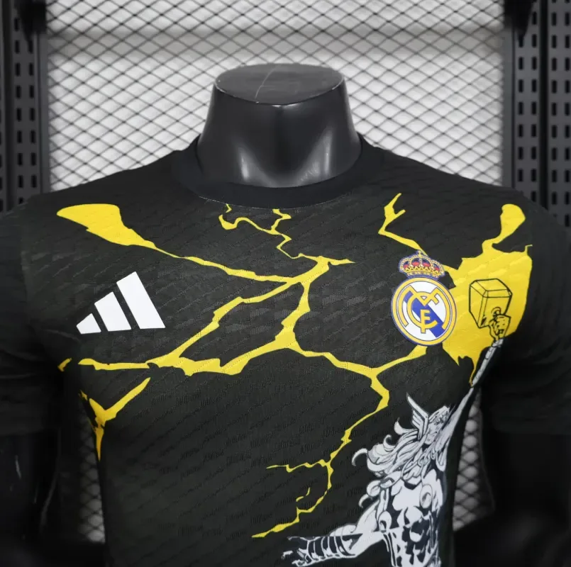 2025/2026 Camiseta de Fútbol Versión Jugador Real Madrid Colaboración Con Marvel 02 Calidad Tailandesa — Vista 3