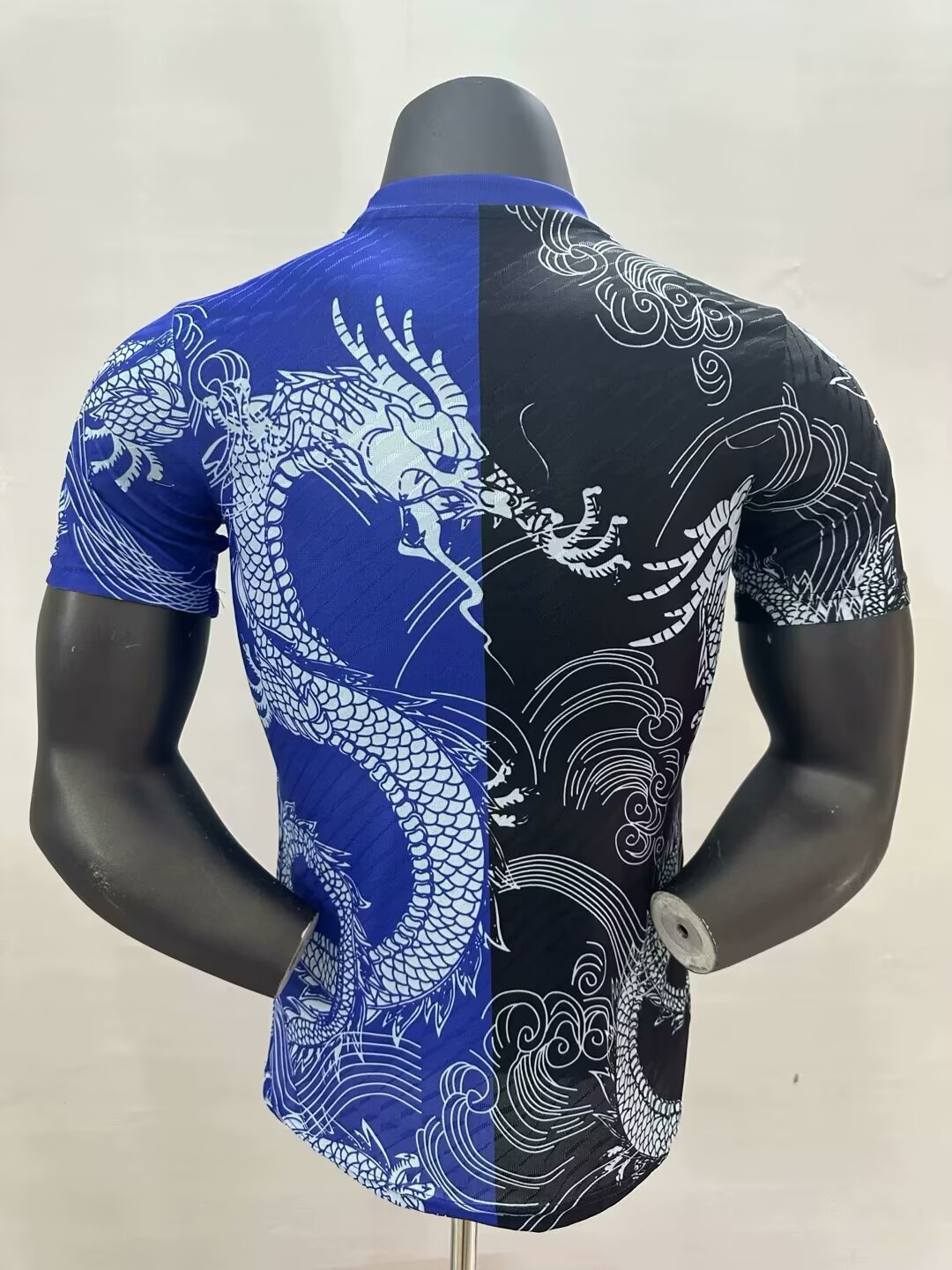 2025/2026 Versión Jugador Real Madrid Estampado Dragón Azul y Negra Camiseta de Fútbol Calidad Thai — Vista 4