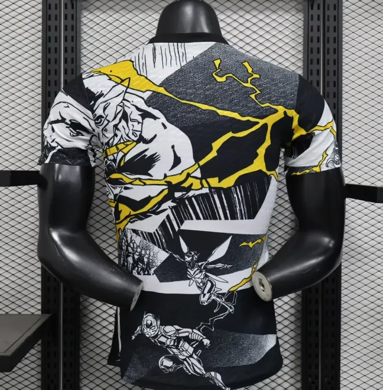 2025/2026 Camiseta de Fútbol Versión Jugador Real Madrid Colaboración Con Marvel Calidad Tailandesa — Vista 2