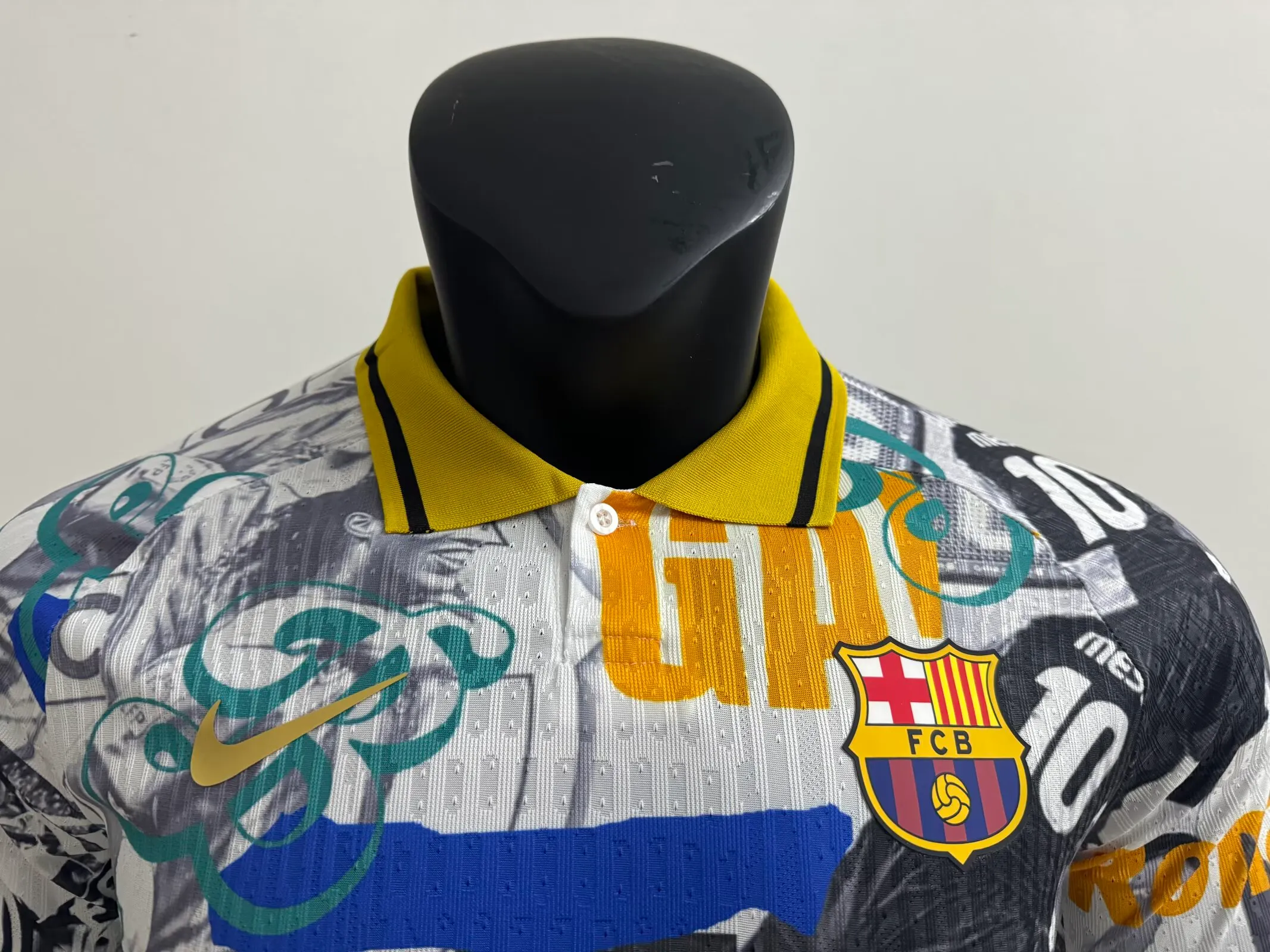 Camiseta de Fútbol Barcelona 2025/2026 Versión Jugador Edición Co-branded Ronaldinho Calidad Tailandesa — Vista 9