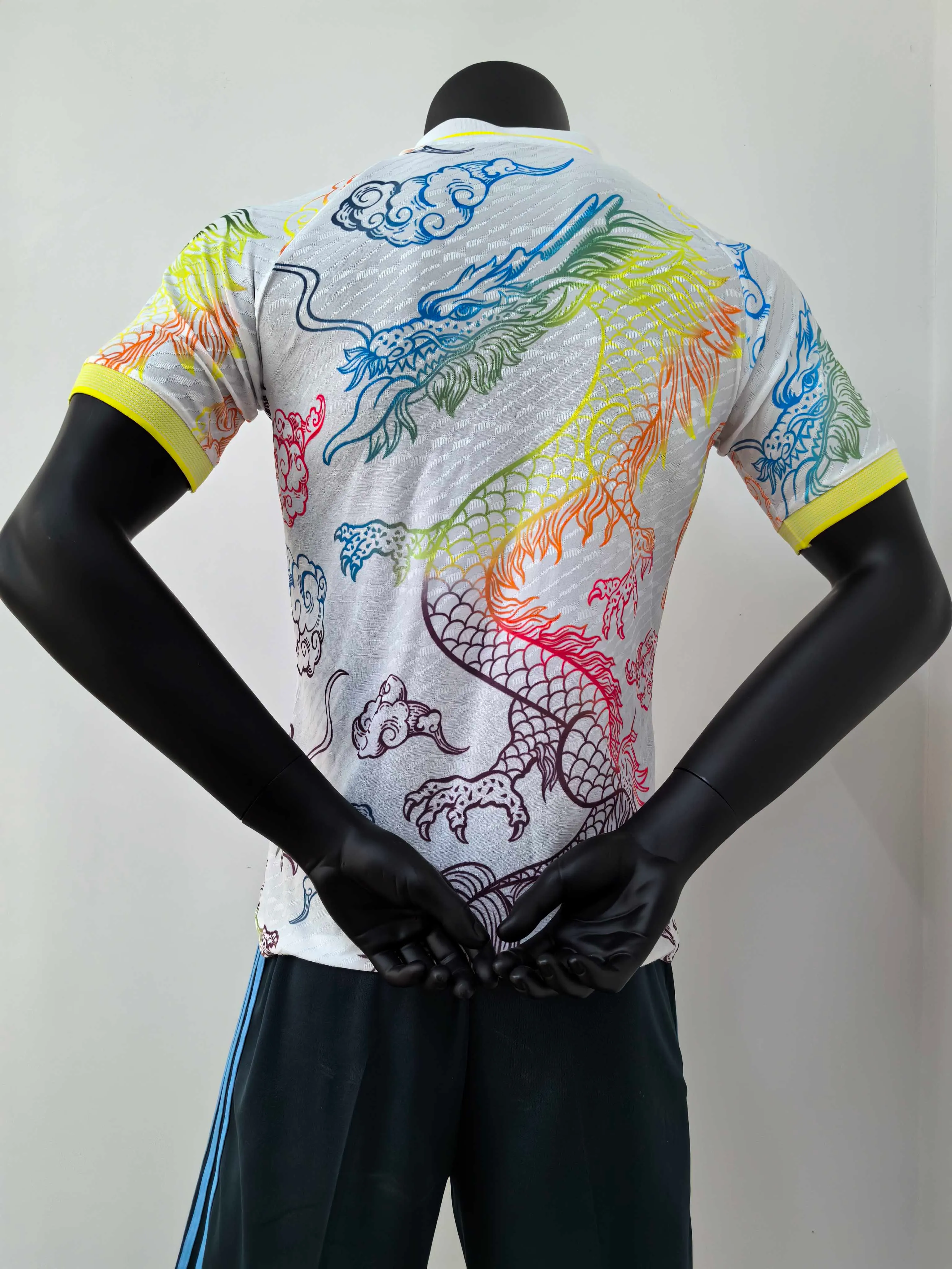 Camiseta de Fútbol Real Madrid 2025/2026 Versión Jugador Edición Especial Dragón Multicolor Blanco Calidad Tailandesa — Vista 7