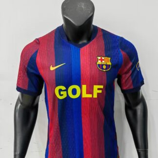 Camiseta Barcelona azul y grana de manga corta con texto GOLF amarillo, vista frontal